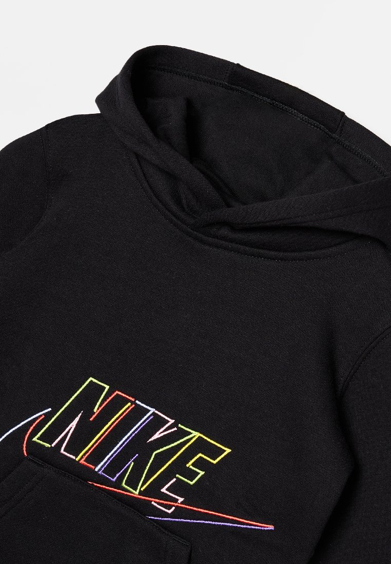 Haut à capuche noir fabriqué en tissu doux, orné d'un logo "NIKE" brodé multicolore et d'une poche avant. Conçu avec un capuchon à cordon de serrage.