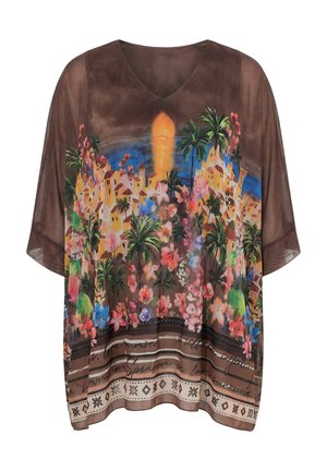 Brun V-hals gennemsigtig bluse med farverigt tropisk blomster-, palmetræ-, solnedgangs- og landsbysmotiv samt dekorativ kant med håndskrevet tekst.