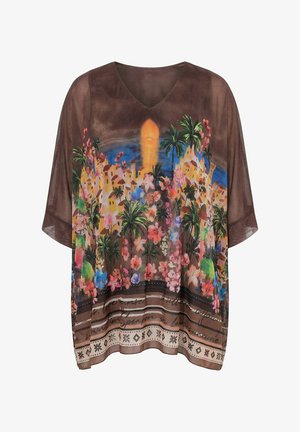 Brun V-hals gennemsigtig bluse med farverigt tropisk blomster-, palmetræ-, solnedgangs- og landsbysmotiv samt dekorativ kant med håndskrevet tekst.