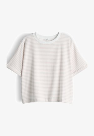 Weißes T-Shirt mit kurzen Ärmeln, dünnen horizontalen rosa Streifen und rundem Ausschnitt, flach auf weißem Hintergrund angezeigt.