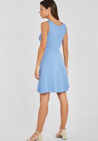 Hellblaues ärmelloses Kleid mit tailliertem Oberteil und weit schwingendem Rock, gefertigt aus weichem Stoff; zeichnet sich durch eine glatte Textur und einen knielangen Saum aus.