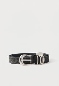 Cinturón de ante negro con un estampado de leopardo, que cuenta con una hebilla de metal plateado y cinco lengüetas ajustables para abrochar.