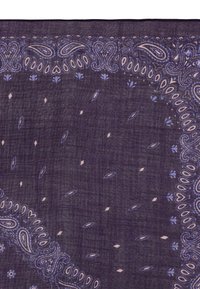 Tela de color púrpura oscuro con un borde de patrones de paisley en púrpura claro y beige, además de formas pequeñas de hojas y diamantes dispersas.