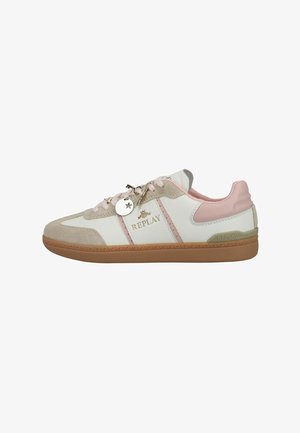 Sneaker basse in pelle bianca e rosa, dettagli in camoscio beige, suola in gomma e logo "REPLAY" dorato sul lato, con charm a forma di stella sui lacci.