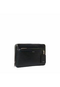 Sort læder laptop taske med en lynlåset hovedrum, frontlomme og et aftageligt mærke. Egenskaber inkluderer gyldent hardware og en glat tekstur.