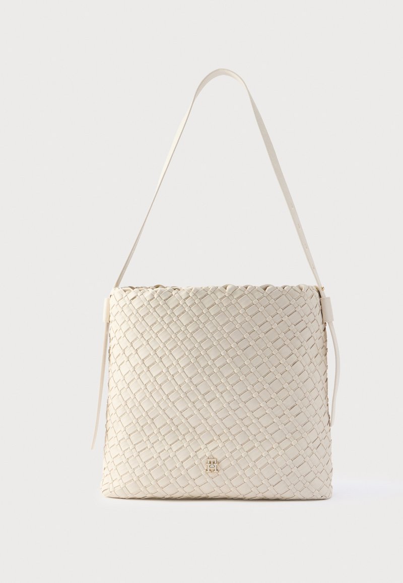 Sac à main en cuir beige tressé avec une forme plate, une bandoulière réglable et des accents de ferrures dorées. Présente un motif texturé en croisillons.