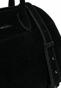 Černá semišová kabelka s robustními uchy a odnímatelným popruhem. Obsahuje stříbrné kovové doplňky a subtilní detaily prošívání. Kompaktní a strukturovaný design.