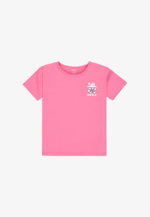 Růžové bavlněné tričko s krátkým rukávem. Má grafický design květiny a vlny v levém horním rohu. Klasický styl s kulatým výstřihem.
