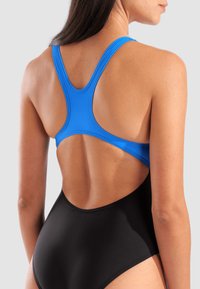 Sort heldragt badedragt med blå racerback design. Glat, strækbart stof med højt skårne ben og åben rygdetalje.