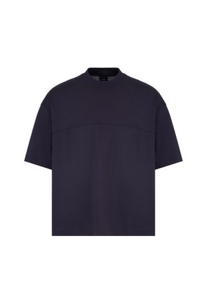 T-shirt a maniche corte di colore blu navy realizzato in morbido cotone, con colletto alto e dettagli di cucitura orizzontale sul petto.