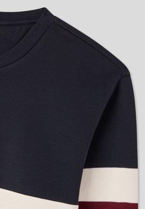 Felpa blu navy con strisce orizzontali bianche e bordeaux sulle maniche, colletto a crew rib ribattuto e trama del tessuto morbida.