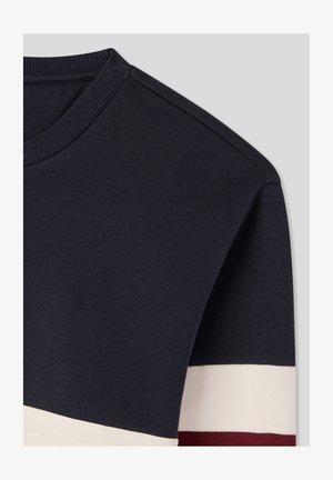 Felpa blu navy con strisce orizzontali bianche e bordeaux sulle maniche, colletto a crew rib ribattuto e trama del tessuto morbida.