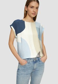 s.Oliver SEIDIGES AUS STRETCH MIT VORDERSEITIGER MUSTERUNG UND ÜBERSCHNITTENEN SCHULTERN - Blouse - ecru
