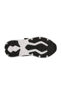 Schwarzer und weißer Sneaker-Sohle mit Zickzack- und Pfeilmuster, die für Traktion und Unterstützung ausgelegt sind.