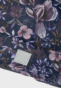 Marineblaue Tasche mit Blumendesign aus glattem synthetischem Material, verziert mit lila und pinken Blumen sowie einem silbernen rechteckigen Logo-Patch.