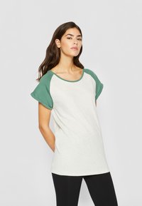 Urban Classics - CONTRAST RAGLAN - Print T-shirt - lightgrey/paleleaf Thumbnail Image 1