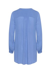 Blå blus med lång ärm, rund halsringning, plisserad baksida och manschettärmar. Lättviktsmaterial med en slät yta.