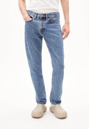 ARMEDANGELS DYLAANO - Jeans Straight Leg - light salty blue