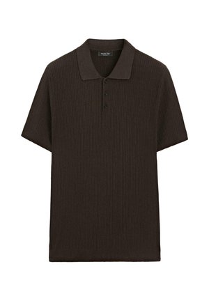 Polo en maille marron foncé à manches courtes avec une texture côtelée et trois boutons sur la patte de boutonnage avant.