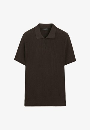 Polo en maille marron foncé à manches courtes avec une texture côtelée et trois boutons sur la patte de boutonnage avant.