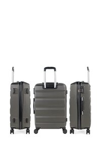 Tres maletas rígidas de color gris oscuro con asas extendidas y cuatro ruedas, vistas desde el frente y dos ángulos laterales.