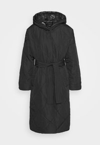 Abrigo largo acolchado negro con capucha, cinturón atado a la cintura y forro interior suave. Presenta una silueta moderna y oversize con un patrón de diamantes.