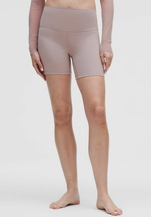 Shorts taille haute bordeaux en tissu extensible, avec une texture lisse et un design ajusté, idéaux pour les activités sportives.