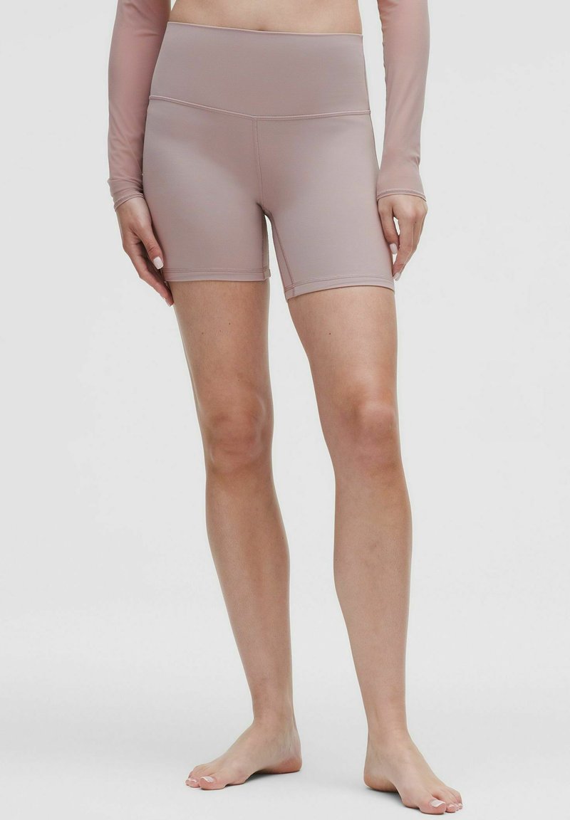 Burgunderfarbene High-Waist-Shorts aus elastischem Stoff, mit glatter Textur und figurbetontem Design, ideal für aktive Freizeit.