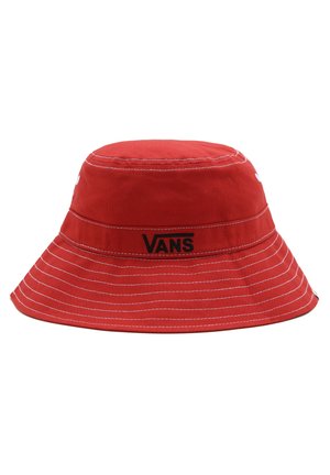 Czerwony kapelusz typu bucket Vans z białym przeszyciem i czarnym logo Vans na przednim pasku, prezentowany na białym tle.