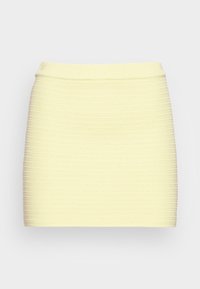 Saias mini de malha em amarelo claro com um padrão texturizado, apresentando uma cintura ajustada e um design limpo e minimalista.