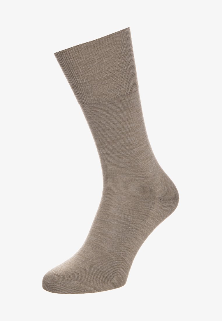 Calcetín de tobillo beige con una textura suave, puño acanalado y punta sin costuras. Presenta un diseño clásico, adecuado para el uso diario.
