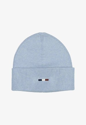 Světle modrý pletený beanie s ohrnutým lemem, který na přední straně zdobí malé obdélníkové logo v námořnické, bílé a bordó barvě.