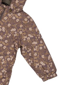 Combinaison fleurie marron, avec un motif répétitif de fleurs crème et or. Comprend une capuche et des poignets élastiqués pour garder la chaleur.