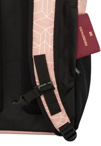 Musta reppu, jossa on geometrinen vaaleanpunainen kuvio. Säädettävät hihnat, sivulukko ja näkyvä osasto passille.