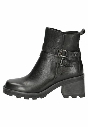 Botines negros de cuero texturizado, con un tacón grueso y dos correas con hebillas. Cuenta con una punta redondeada y una suela robusta para mayor tracción.