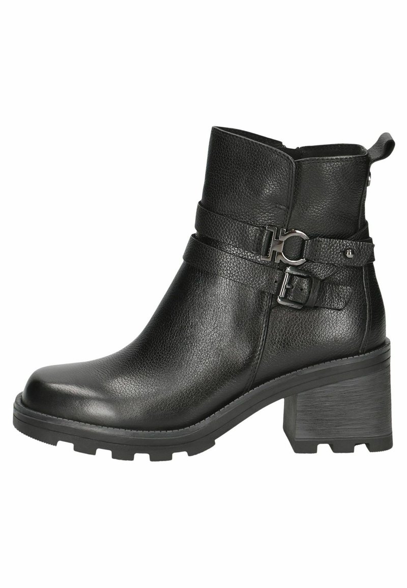 Botines negros de cuero texturizado, con un tacón grueso y dos correas con hebillas. Cuenta con una punta redondeada y una suela robusta para mayor tracción.