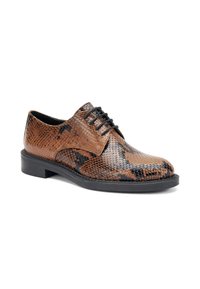 Scarpe oxford a motivo serpente marrone e nero con una texture liscia, design con lacci e una suola bassa nera.
