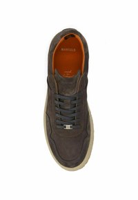 Bruine suède sneakers met donkergrijze veters, oranje binnenkant en een beige rubberen zool. Heeft een metalen merklabel nabij de veters.