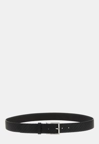 Zwarte leren riem met een gladde textuur, voorzien van een eenvoudige zilveren gesp en een subtiel reliëflogo-ontwerp over de gehele lengte.