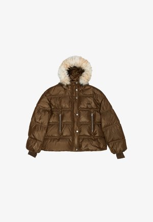 Chaqueta tipo puffer marrón con capucha forrada de piel sintética, bolsillos laterales con cremallera y diseño corto. Presenta una textura brillante y acolchada, además de cierres de botón.