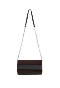 Borsa a tracolla con esterno in pelle, caratterizzata da sezioni marroni scure, una forma rettangolare elegante e una tracolla in catena argentata con dettagli in pelle nera.