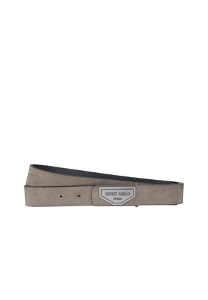 Ceinture en daim gris avec une boucle rectangulaire argentée gravée de "Antony Morato Italia" et deux trous d’ajustement visibles.