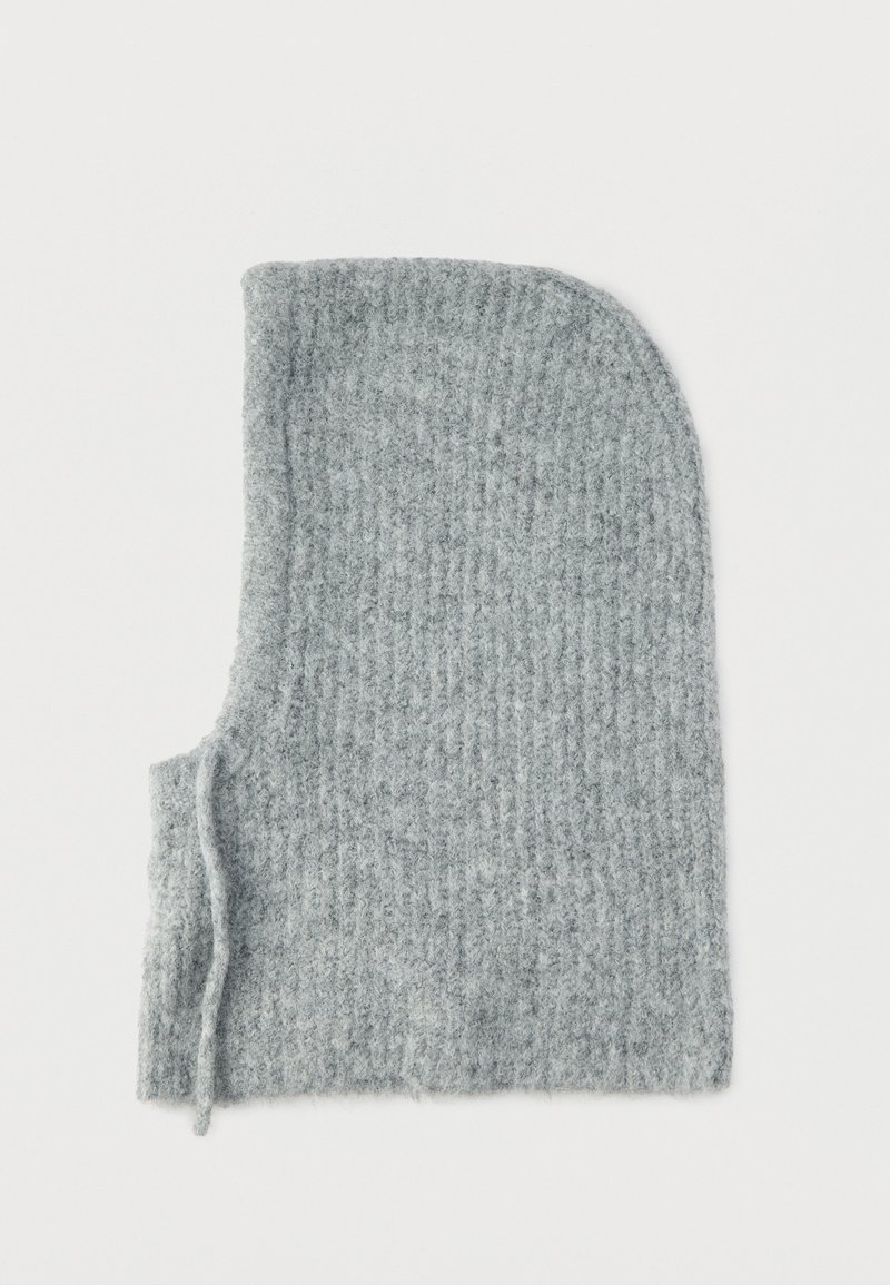 Cagoule grise en mélange de laine, avec une texture côtelée, un sommet arrondi et un lien latéral. Conception douce, chaude et sans coutures pour couvrir la tête.