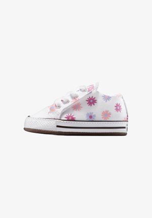 Sneaker bianco in tela con motivi floreali viola e rosa, punta rotonda, suola in gomma e tre occhielli bianchi per i lacci.