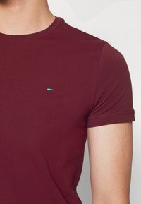 Tommy Hilfiger T-shirt básica - deep rouge