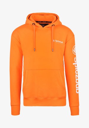 Sweat à capuche orange vif avec poche avant, cordons et texte de marque blanc « Spitzbub » sur la poitrine et la manche gauche.