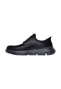 Chaussures de sport noires avec une tige en synthétique lisse, une semelle rembourrée, des accents texturés sur la tige et une semelle extérieure en caoutchouc contrastante.