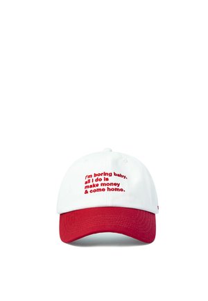 Weißes und rotes Baseballcap mit rotem Text vorne mit der Aufschrift "I'm boring baby, all I do is make money & come home".