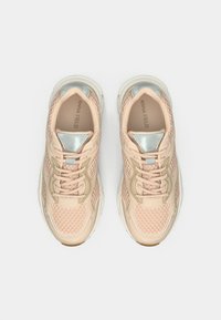 Αθλητικά παπούτσια ανοιχτό ροζ από δίχτυ με γκρι μεταλλικές λεπτομέρειες, στρογγυλή μύτη και μπεζ στοιχεία, με υφασμένο επάνω μέρος και ανθεκτική λευκή σόλα.