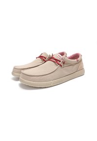 Scarpe in tela beige con lacci rossi, fodera interna a righe, suola in gomma e punta arrotondata. Presenta un design semplice e dettagli testurizzati.
